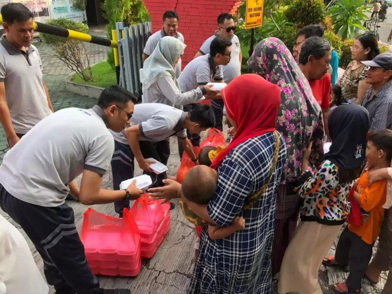 Keterangan foto : Petugas Lapas Cirebon Laksanakan Jumat berbagi Pada Warga Sekitar, (Jum'at, 9/2/2024) 