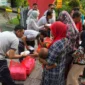 Keterangan foto : Petugas Lapas Cirebon Laksanakan Jumat berbagi Pada Warga Sekitar, (Jum'at, 9/2/2024) 