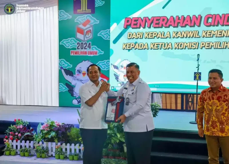 Keterangan foto : Kepala Kantor Kementerian Hukum dan HAM Jawa Barat R. Andika Dwi Prasetya Bersama Anggota KPU Jawa Barat, (Jum'at, 9/2/2024) 