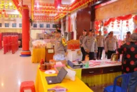 Keterangan foto : Kapolda Lampung Inspektur Jenderal (Irjen) Helmy Santika meninjau pengamanan malam Imlek di sejumlah vihara di Bandar Lampung.
