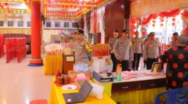 Keterangan foto : Kapolda Lampung Inspektur Jenderal (Irjen) Helmy Santika meninjau pengamanan malam Imlek di sejumlah vihara di Bandar Lampung.