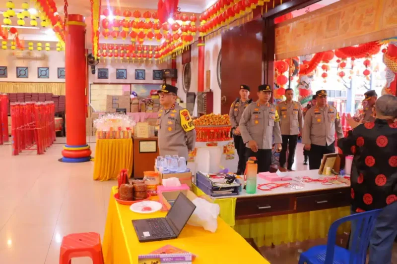 Keterangan foto : Kapolda Lampung Inspektur Jenderal (Irjen) Helmy Santika meninjau pengamanan malam Imlek di sejumlah vihara di Bandar Lampung.