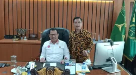 Keterangan foto : Sekjen Matahukum, Mukhsin Nasir menggunakan baju batik, Selasa (13/2/2024)