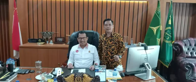 Keterangan foto : Sekjen Matahukum, Mukhsin Nasir menggunakan baju batik, Selasa (13/2/2024)