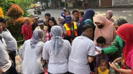 Keterangan foto : Petugas Lapas Cirebon Bagikan Sejumlah Bantuan Sosial pada warga sekitar di jumat berkah, (Jum'at, 16/2/2024) 