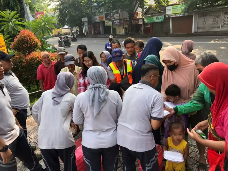 Keterangan foto : Petugas Lapas Cirebon Bagikan Sejumlah Bantuan Sosial pada warga sekitar di jumat berkah, (Jum'at, 16/2/2024) 