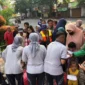 Keterangan foto : Petugas Lapas Cirebon Bagikan Sejumlah Bantuan Sosial pada warga sekitar di jumat berkah, (Jum'at, 16/2/2024) 