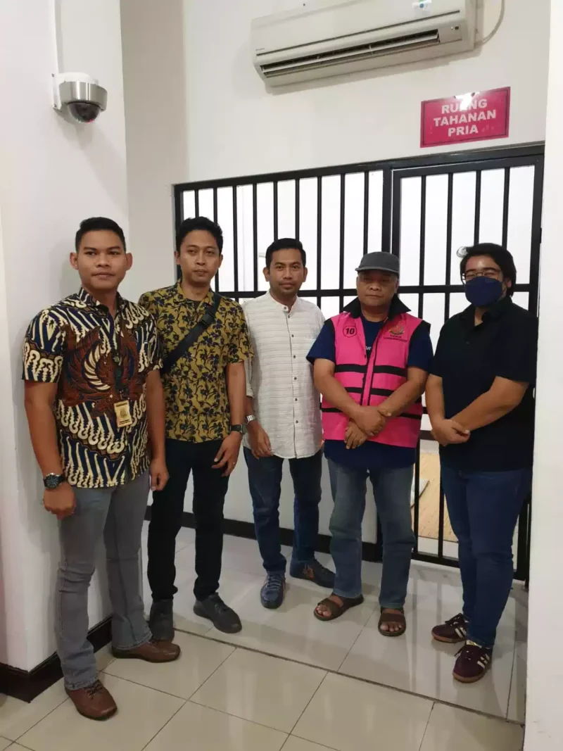 Keterangan foto : Tim Tangkap Buronan Kejaksaan Agung (Tabur Kejagung) menangkap Suradi, terpidana perkara korupsi (koruptor) dan buronan Kejaksaan Tinggi (Kejati) Jawa Timur di Babakan Madang, Bogor, Jawa Barat (Jabar).