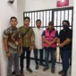 Keterangan foto : Tim Tangkap Buronan Kejaksaan Agung (Tabur Kejagung) menangkap Suradi, terpidana perkara korupsi (koruptor) dan buronan Kejaksaan Tinggi (Kejati) Jawa Timur di Babakan Madang, Bogor, Jawa Barat (Jabar).