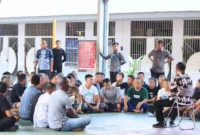 Keterangan foto : Kepala Lapas Cirebon Yan Rusmanto Berikan Arahan pada Warga Binaan Guna Jaga Kondusifitas Blok Hunian, (Sabtu, 17/2/2024)