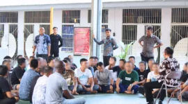 Keterangan foto : Kepala Lapas Cirebon Yan Rusmanto Berikan Arahan pada Warga Binaan Guna Jaga Kondusifitas Blok Hunian, (Sabtu, 17/2/2024) 