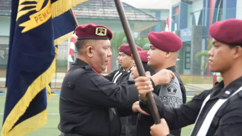 Keterangan foto : Kepala Lembaga Pemasyarakatan (Kalapas) Narkotika Kelas IIA Gunung Sindur beserta jajarannya yang tergabung dalam Tim Satuan Operasional Kepatuhan Internal Pemasyarakatan (Satopspatnal Pas) mengikuti kegiatan Apel Pengukuhan Satopspatnal Pas Tahun 2024, Senin (19/2/2024) 
