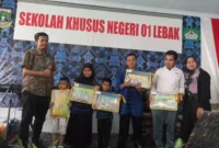 Keterangan foto : foto bersama secara simbolis saat peyerahan bantuan ATK untuk Peserta Didik SKh Negeri 01 Lebak, (Kamis, 22/2/2024)