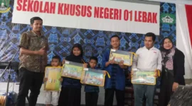 Keterangan foto : foto bersama secara simbolis saat peyerahan bantuan ATK untuk Peserta Didik SKh Negeri 01 Lebak, (Kamis, 22/2/2024) 
