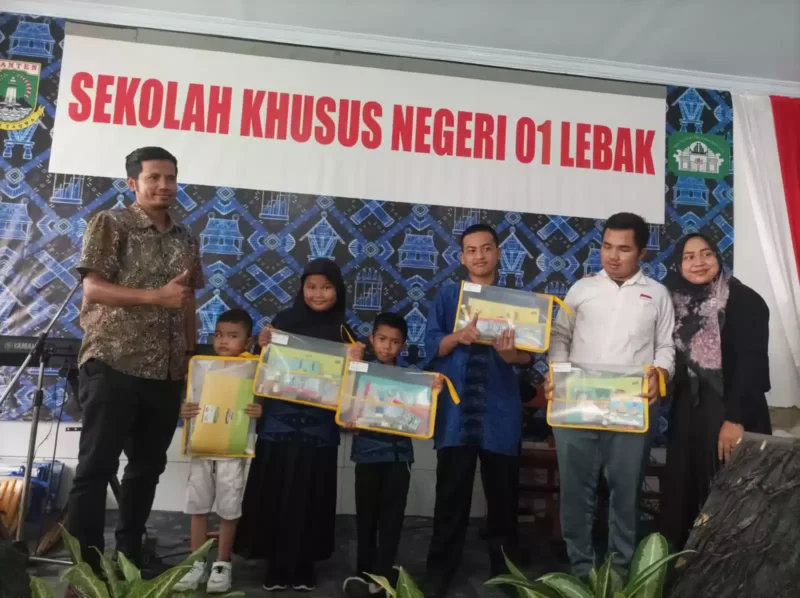 Keterangan foto : foto bersama secara simbolis saat peyerahan bantuan ATK untuk Peserta Didik SKh Negeri 01 Lebak, (Kamis, 22/2/2024) 