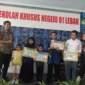Keterangan foto : foto bersama secara simbolis saat peyerahan bantuan ATK untuk Peserta Didik SKh Negeri 01 Lebak, (Kamis, 22/2/2024) 
