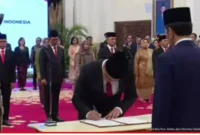 Keterangan foto : Presiden Joko Widodo (Jokowi) resmi melantik sebanyak sembilan anggota Komisi Kejaksaan periode 2024-2028 siang tadi di Istana Merdeka, Selasa 21 Februari 2024.