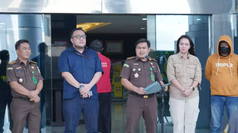 Keterangan foto : Kejaksaan Tinggi (Kejati) Sulawesi Selatan melalui Tim Tangkap Buron (Tim Tabur) berhasil mengamankan terpidana DPO kasus investasi bodong bernama Andi Awaluddin Buchri, Kamis (22/2/2024) 