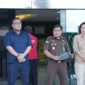 Keterangan foto : Kejaksaan Tinggi (Kejati) Sulawesi Selatan melalui Tim Tangkap Buron (Tim Tabur) berhasil mengamankan terpidana DPO kasus investasi bodong bernama Andi Awaluddin Buchri, Kamis (22/2/2024) 