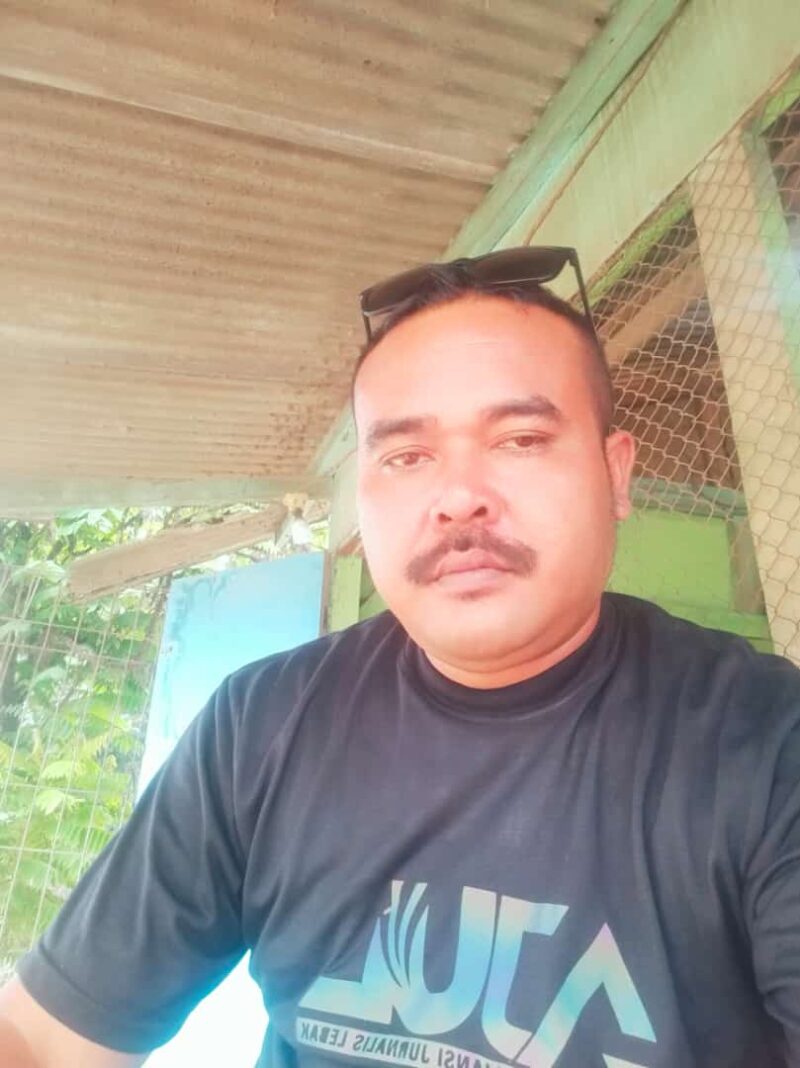 Keterangan poto : Aling, salah satu keluarga korbaneninggal di Galian C di Desa Nameng 