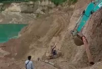 Keterangan foto : Keberadaan galian C yang diduga tak berijin kembali menelan korban nya, kali ini terjadi di galian C. PT Briga ( Kartika ) yang berlokasi Blok Cekdam Desa Nameng Kecamatan Rangkasbitung Kabupaten Lebak Banten.