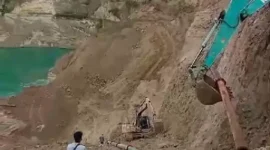 Keterangan foto : Keberadaan galian C yang diduga tak berijin kembali menelan korban nya, kali ini terjadi di galian C. PT Briga ( Kartika ) yang berlokasi Blok Cekdam Desa Nameng Kecamatan Rangkasbitung Kabupaten Lebak Banten.