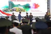 Keterangan foto : Presiden RI Joko Widodo (Jokowi) secara resmi menyematkan bintang empat tanda kenaikan pangkat istimewa untuk Menteri Pertahanan RI (Menhan) sebagai Jenderal TNI Kehormatan (Purn) Prabowo Subianto dalam Rapat Pimpinan TNI/Polri di GOR Ahmad Yani, Markas Besar TNI, Cilangkap, Jakarta Timur, Rabu (28/2/2024).