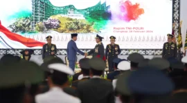 Keterangan foto : Presiden RI Joko Widodo (Jokowi) secara resmi menyematkan bintang empat tanda kenaikan pangkat istimewa untuk Menteri Pertahanan RI (Menhan) sebagai Jenderal TNI Kehormatan (Purn) Prabowo Subianto dalam Rapat Pimpinan TNI/Polri di GOR Ahmad Yani, Markas Besar TNI, Cilangkap, Jakarta Timur, Rabu (28/2/2024).