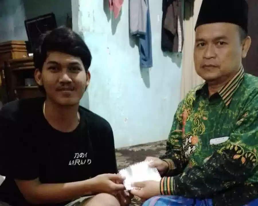 Kiai Maman Imanulhaq Beri Ganti Rugi untuk Korban Luka Ringan yang Tertimpa Baliho I Teras Media