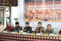 Keterangan foto : Sekretaris Dewan Pengarah Badan Pembinaan Ideologi Pancasila (DP BPIP), Mayjen TNI (Purn.) Wisnu Bawa Tenaya, S.IP. serta tokoh agama dari perwakilan agama, kepercayaan leluhur serta penganut spiritual menyerukan perdamaian untuk Indonesia pada Jum’at (16/02/2024) di Pura Adhitya Jaya, Jakarta.