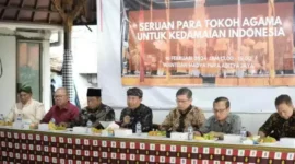 Keterangan foto : Sekretaris Dewan Pengarah Badan Pembinaan Ideologi Pancasila (DP BPIP), Mayjen TNI (Purn.) Wisnu Bawa Tenaya, S.IP. serta tokoh agama dari perwakilan agama, kepercayaan leluhur serta penganut spiritual menyerukan perdamaian untuk Indonesia pada Jum’at (16/02/2024) di Pura Adhitya Jaya, Jakarta.