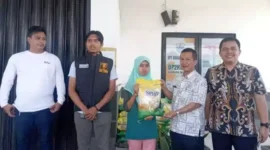 Keterangan foto : Bulog Divre Lebak-Pandeglang melakukan operasi pasar beras bersama Satgas Pangan di dua titik Kecamatan yanng berada di wilayah Pandeglang, Sabtu (22/2/2024) 
