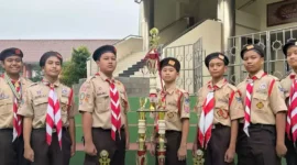 Keterangan foto : Komando Pasukan MTs Pembangunan Jakarta atau yang akrab dikenal dengan nama Kopasma berhasil menggaet piala juara umum lomba pramuka untuk pertama kalinya yang diadakan oleh GIS 2 Serpong (17/2/2024) 