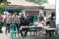 Keterangan foto : Kapolres Metro Tangerang Kota, Kombes Pol Zain Dwi Nugroho mengecek dan memantau langsung terhadap jalannya pengamanan pelaksanaan 13 PSL di Kota Tangerang, Sabtu (23/2/2024)