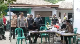 Keterangan foto : Kapolres Metro Tangerang Kota, Kombes Pol Zain Dwi Nugroho mengecek dan memantau langsung terhadap jalannya pengamanan pelaksanaan 13 PSL di Kota Tangerang, Sabtu (23/2/2024) 