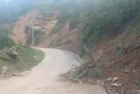 Keterangan foto : Kondisi jalan Kabupaten Lebak yang menghubungkan Kecamatan Cibeber dan Kecamatan Cikotok yang rawan Longsor akibat maraknya galian tambang emas ilegal. (Dok lipsus)