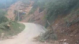 Keterangan foto : Kondisi jalan Kabupaten Lebak yang menghubungkan Kecamatan Cibeber dan Kecamatan Cikotok yang rawan Longsor akibat maraknya galian tambang emas ilegal. (Dok lipsus) 