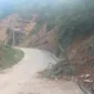 Keterangan foto : Kondisi jalan Kabupaten Lebak yang menghubungkan Kecamatan Cibeber dan Kecamatan Cikotok yang rawan Longsor akibat maraknya galian tambang emas ilegal. (Dok lipsus) 