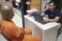 Keterangan poto : Pelaku pencabupan anak dibawah umur ( ED ) saat di perikasa di mapolres Serang