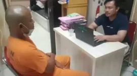 Keterangan poto : Pelaku pencabupan anak dibawah umur ( ED ) saat di perikasa di mapolres Serang