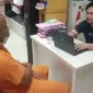 Keterangan poto : Pelaku pencabupan anak dibawah umur ( ED ) saat di perikasa di mapolres Serang