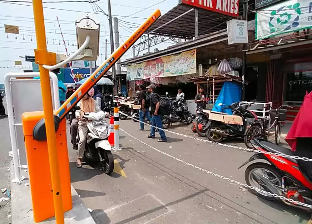 Dikeluhkan Masyarakat, Disperindag Lebak Belum Berikan Solusi Soal Rantai Besi dan Patok di Pasar I Teras Media