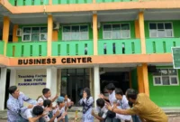 Keterangan poto : Tim Futsal SMK PGRI Rangkasbitung saat di sambut oleh Kepala Sekolah usai menjuarai Pertandingan pada 25/2/2023