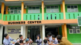 Keterangan poto : Tim Futsal SMK PGRI Rangkasbitung saat di sambut oleh Kepala Sekolah usai menjuarai Pertandingan pada 25/2/2023