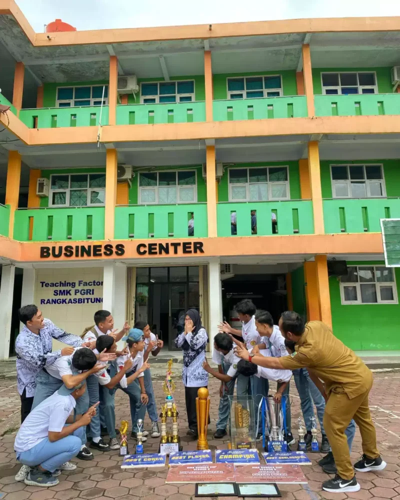 Keterangan poto : Tim Futsal SMK PGRI Rangkasbitung saat di sambut oleh Kepala Sekolah usai menjuarai Pertandingan pada 25/2/2023