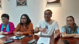 Keterangan foto : Advokat Banuara Sianipar dan kawan-kawannya menggugat PT Freeport Indonesia ke Pengadilan Kepailitan. Hal tersebut terkait Penundaan Kewajiban Pembayaran Utang (PKPU) di Pengadilan Niaga pada Pengadilan Negeri Jakarta Pusat, Selasa (5/4/2024)