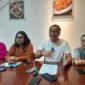 Keterangan foto : Advokat Banuara Sianipar dan kawan-kawannya menggugat PT Freeport Indonesia ke Pengadilan Kepailitan. Hal tersebut terkait Penundaan Kewajiban Pembayaran Utang (PKPU) di Pengadilan Niaga pada Pengadilan Negeri Jakarta Pusat, Selasa (5/4/2024)