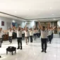 Keterangan foto : Pegawai Lapas Cirebon Ikuti Senam, Wujudkan Kumham sehat dan produktif, (Jum'at, 8/3/2024) 