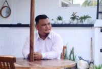 Keterangan foto : Edis Galingging saat dijumpai di salah satu kedai kopi saat berkumpul dengan para anggota Forum Tokoh Pemuda Siantar, Sabtu (9/3/2024)