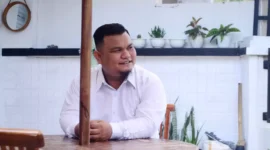 Keterangan foto : Edis Galingging saat dijumpai di salah satu kedai kopi saat berkumpul dengan para anggota Forum Tokoh Pemuda Siantar, Sabtu (9/3/2024) 